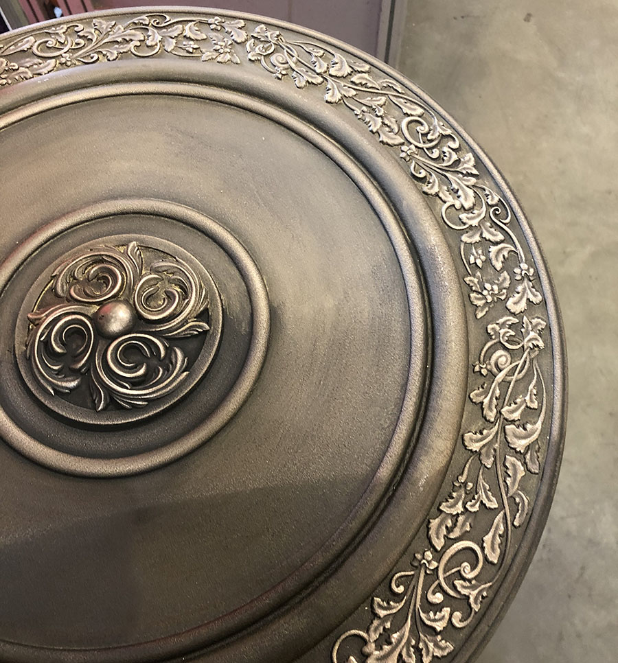 bouclier bronze bas relief patine decor floral
