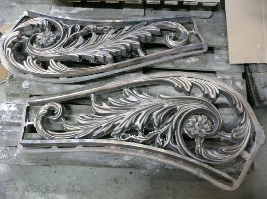 BRUT DE FONDERIE ÉLÉMENT DÉCORATIF D’UNE GRILLE DE PORTAIL EN FONTE DE BRONZE
