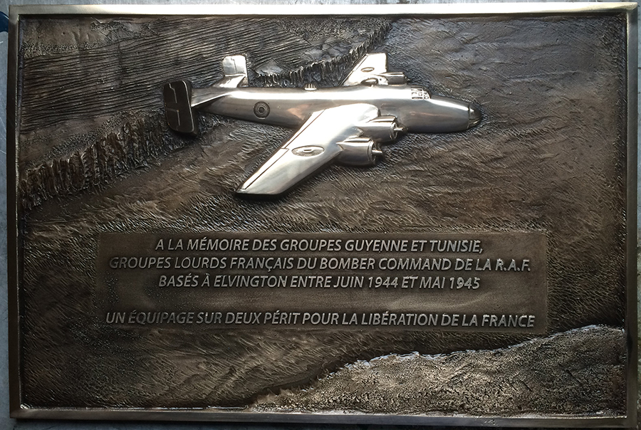 plaque commemorative aviateur bronze escadron bas relief patine guyenne tunisie