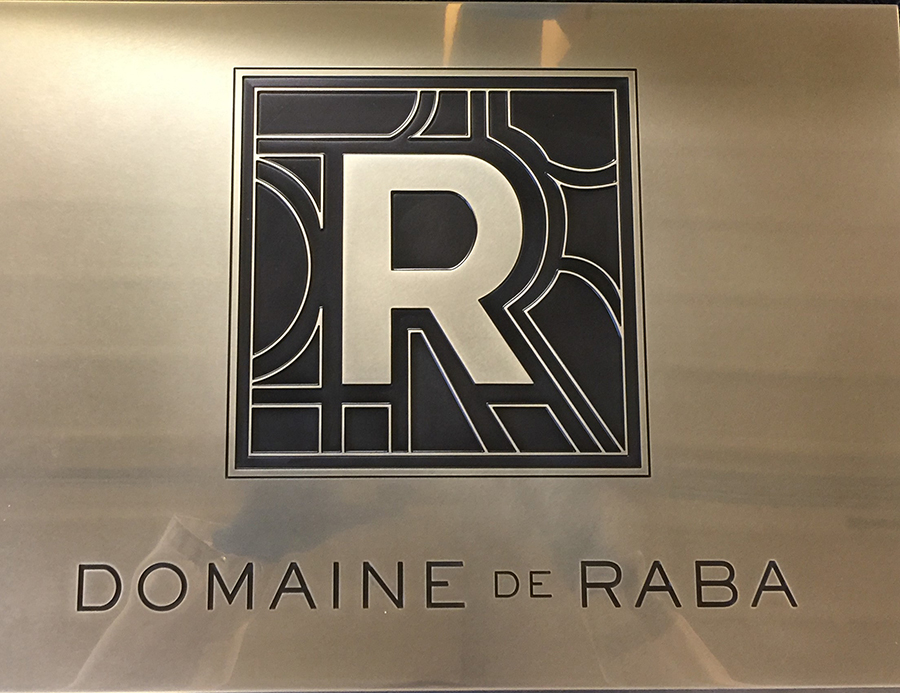 plaque creation laiton gravure patine satin hotel domaine de raba enseigne