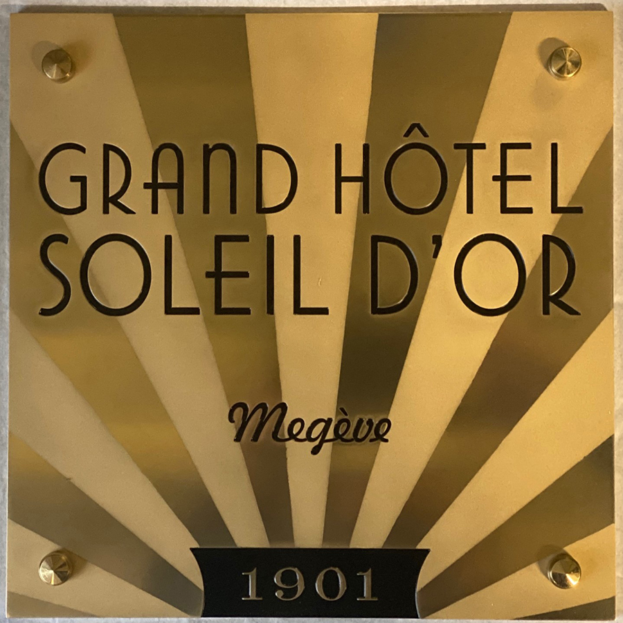 plaque hotel soleil or laiton megeve patine gravure poli miroir satin