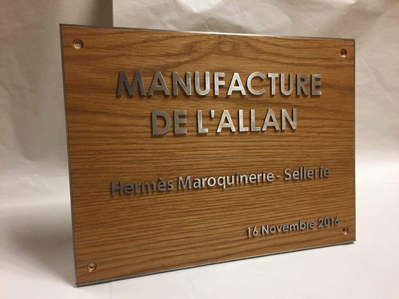 Plaque signaletique manufacture bois laiton
