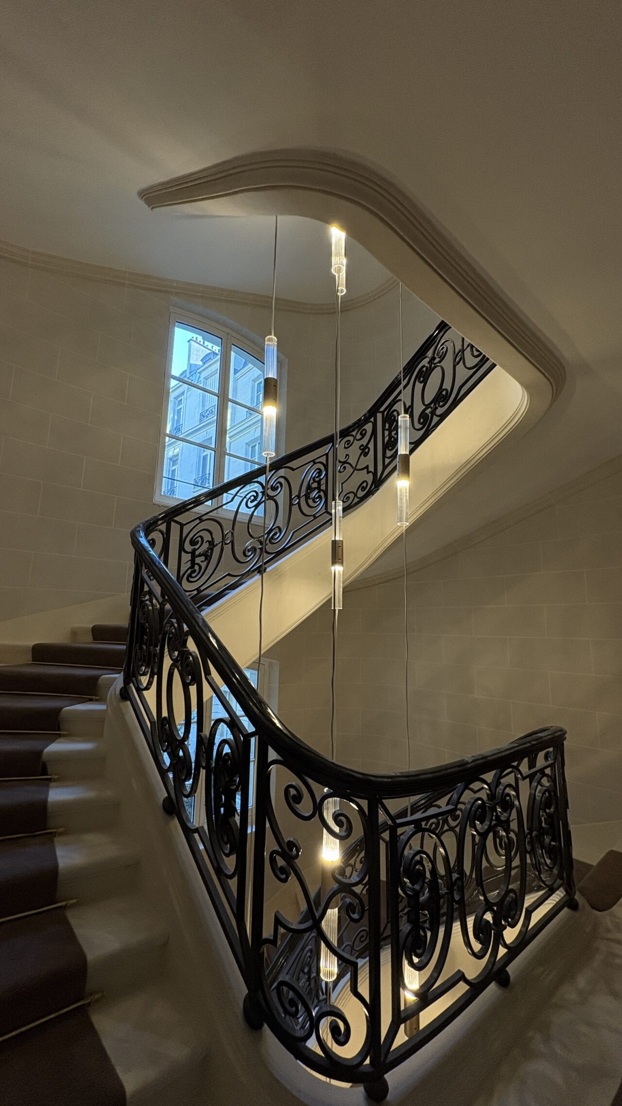suspension escalier mounmental lumineuse cage